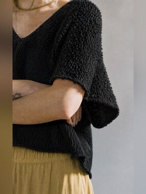 Wol Hide Women's Cropped Black Short-Sleeve V-Nevk Sweater Size Small Medium